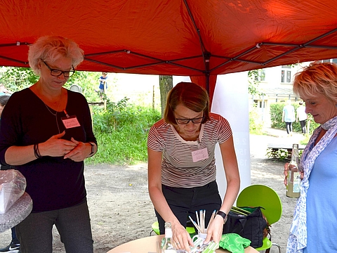 Manuela Reisshauer, Kerstin Villwock (beide FRÖBEL-Leitungskräfte) informierten mit Fachberaterin Sabine Kosler (Mitte) zum Berufseinstieg bei FRÖBEL in Berlin